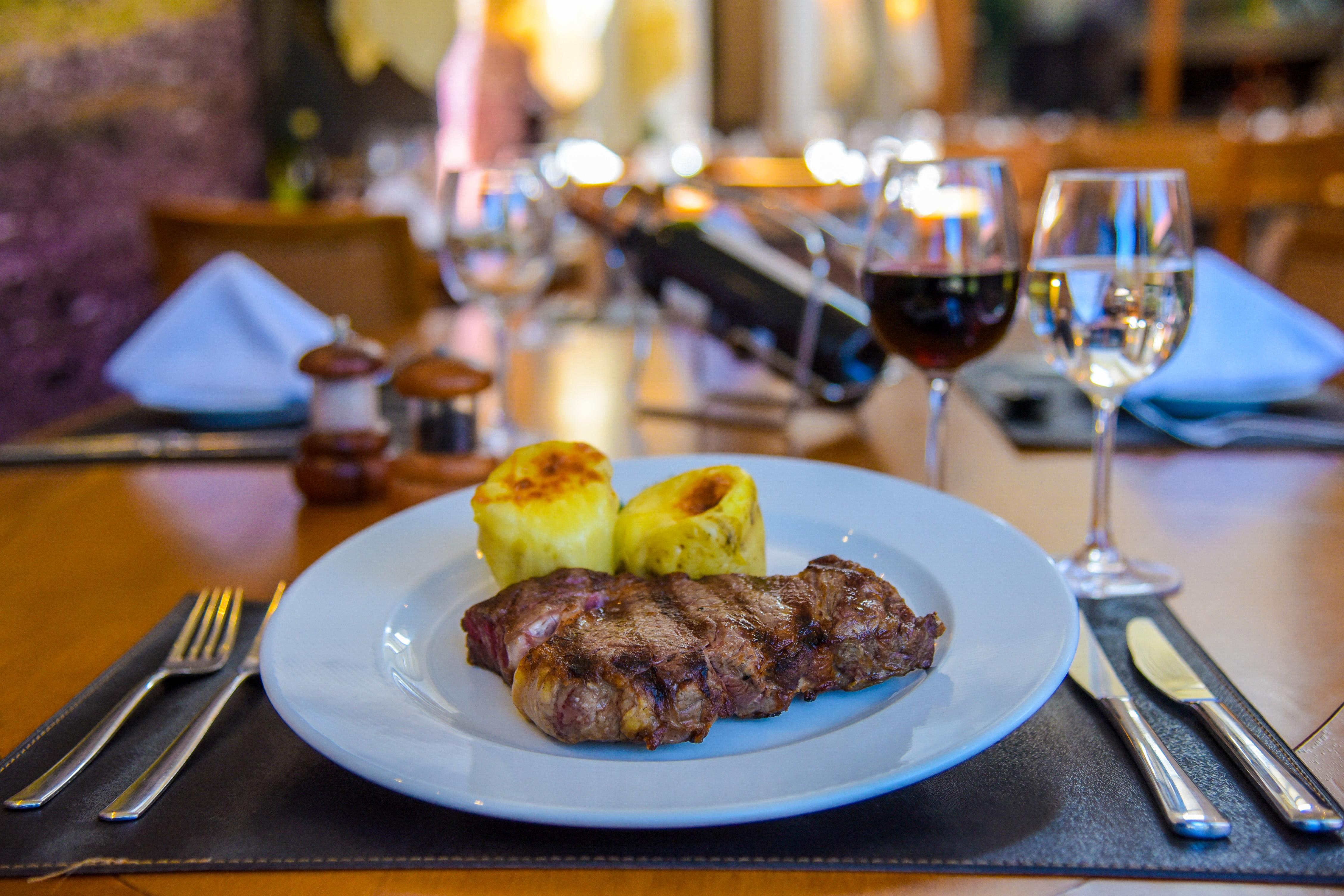 Wish Serrano Resort Gramado Ngoại thất bức ảnh A steak with baked apples