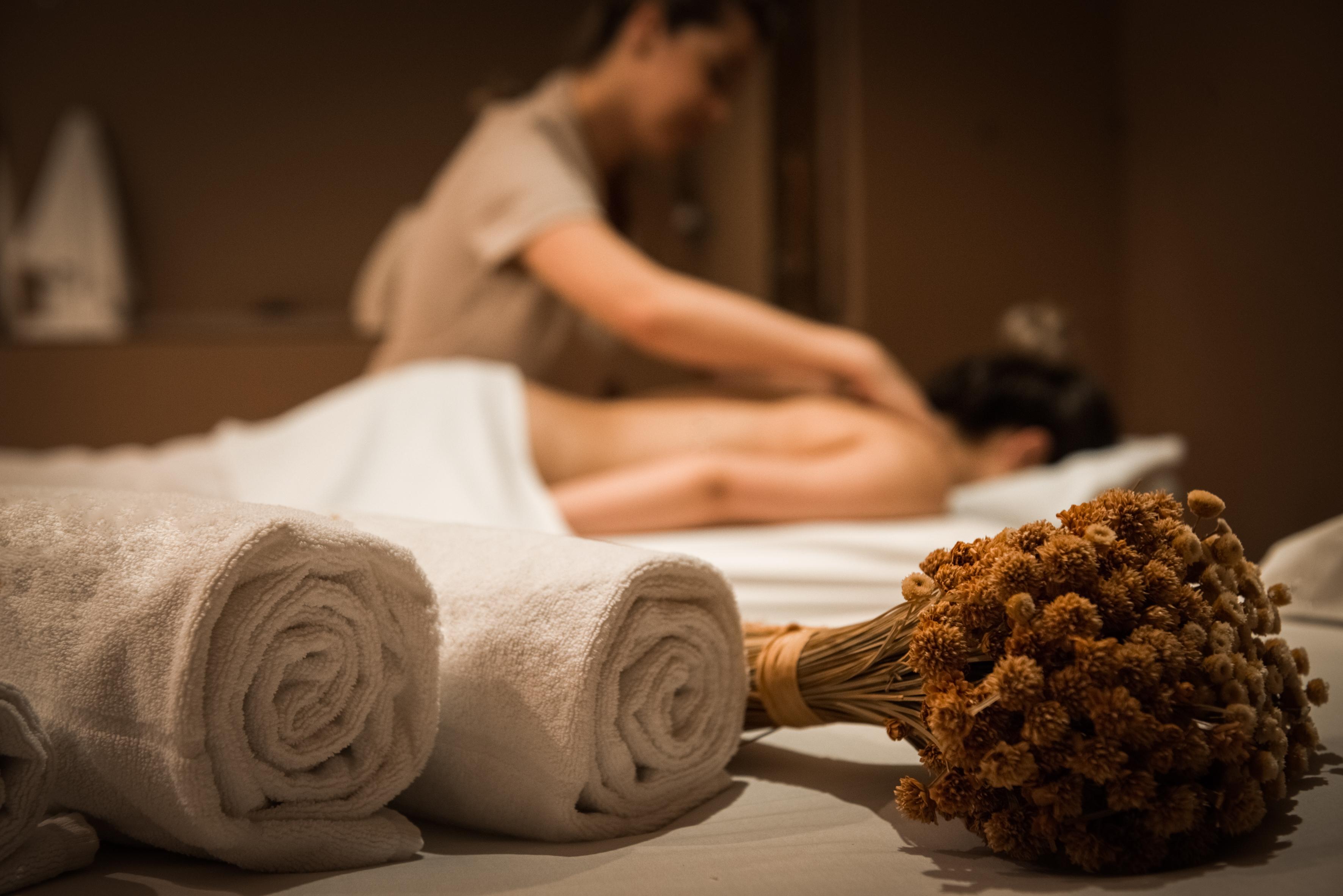Wish Serrano Resort Gramado Ngoại thất bức ảnh A woman receiving a massage